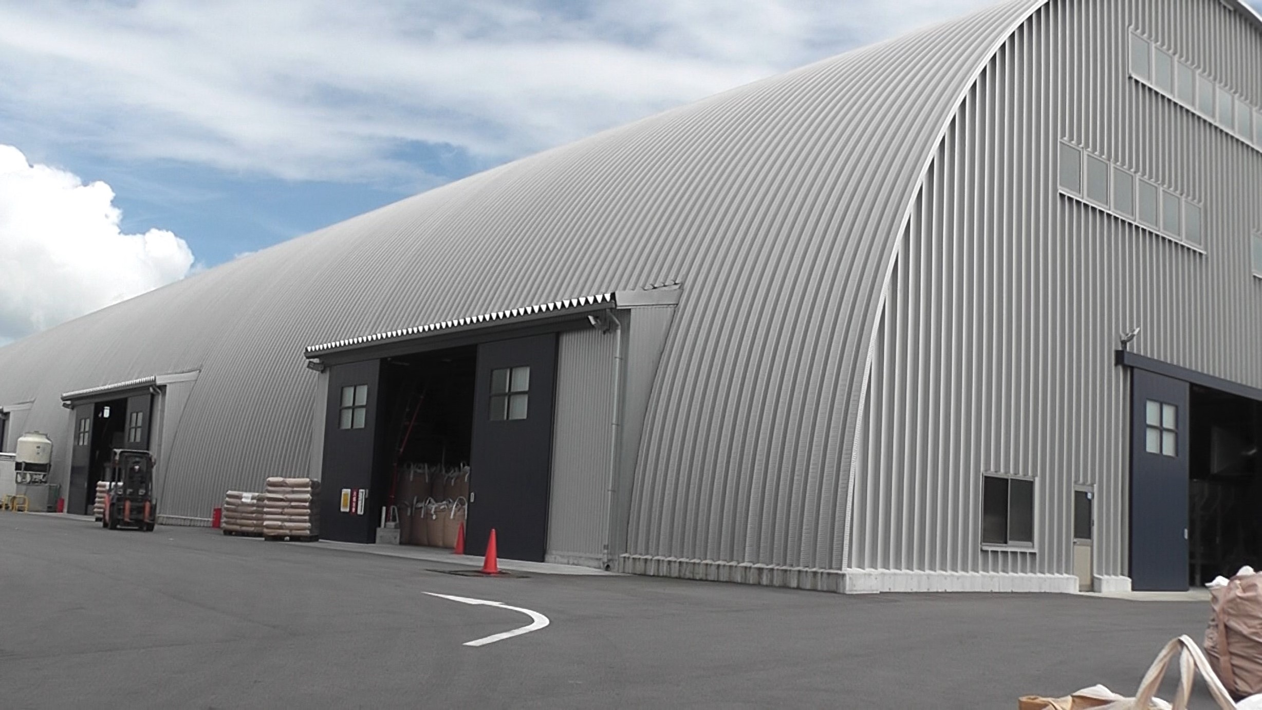 トーエイのプラスチックリサイクル工場（Port Dream Factory）にて